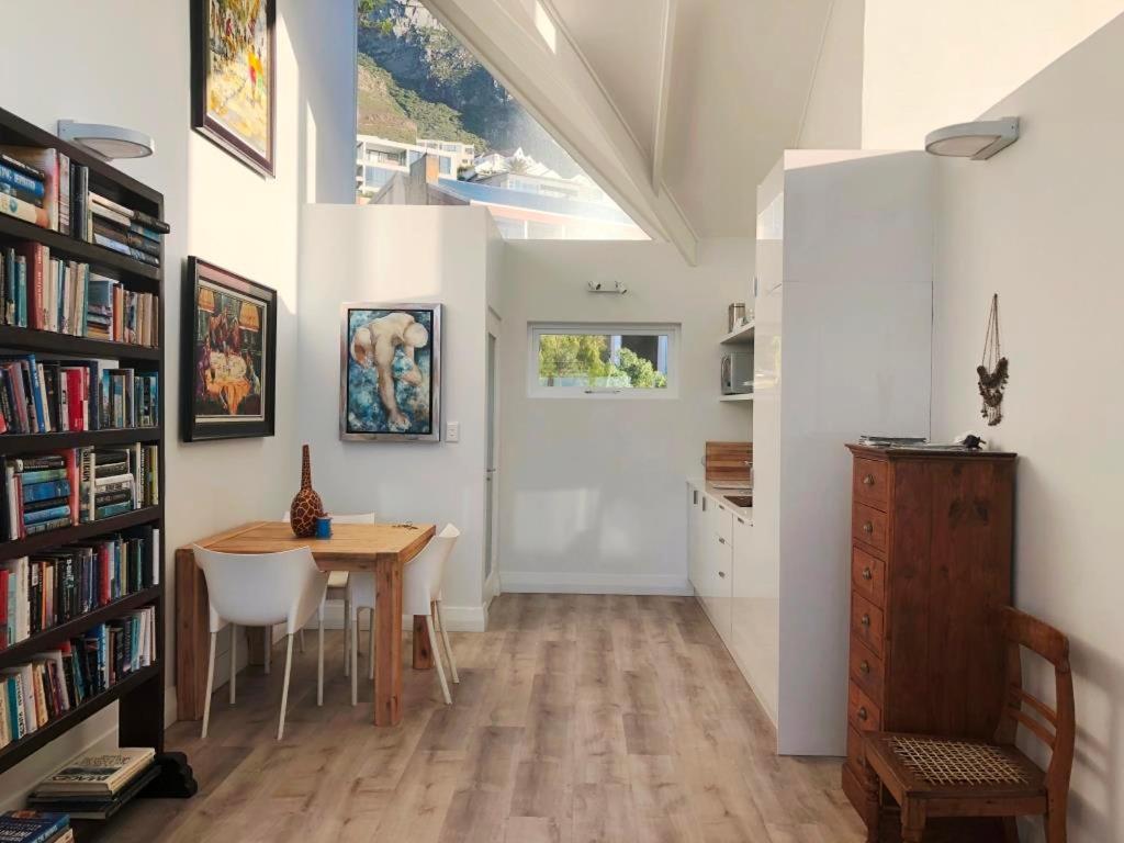 Bright Camps Bay Loft With Stunning Views And Shared Pool Apartamento Cidade Do Cabo
