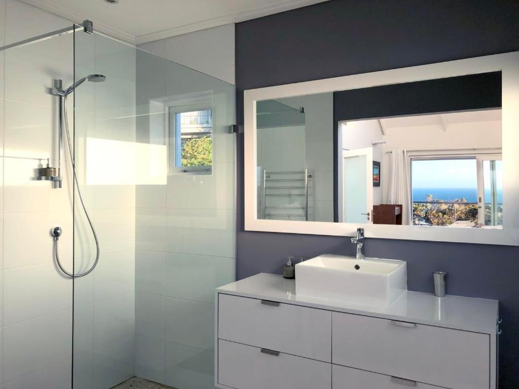 Bright Camps Bay Loft With Stunning Views And Shared Pool * Cidade Do Cabo